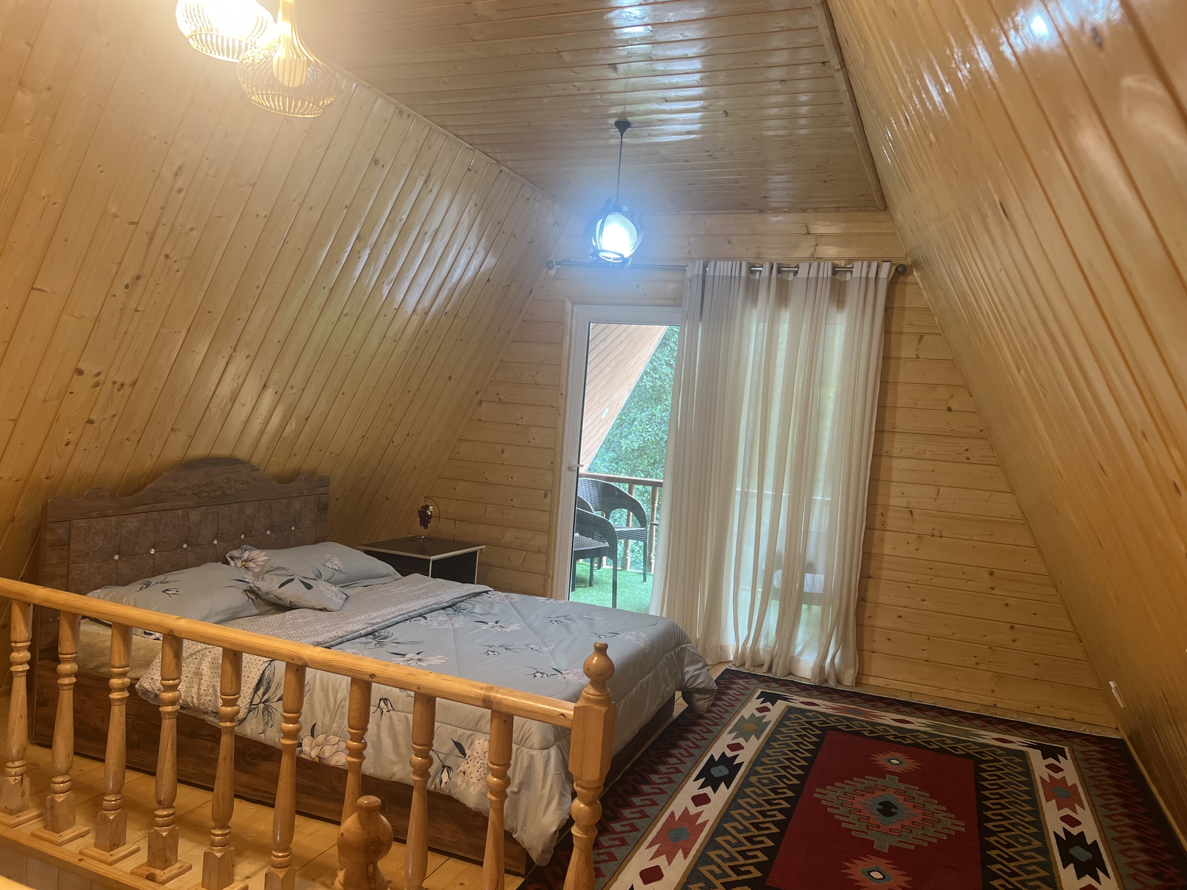 کلبه مثلثی دنج در جنگل گیسوم