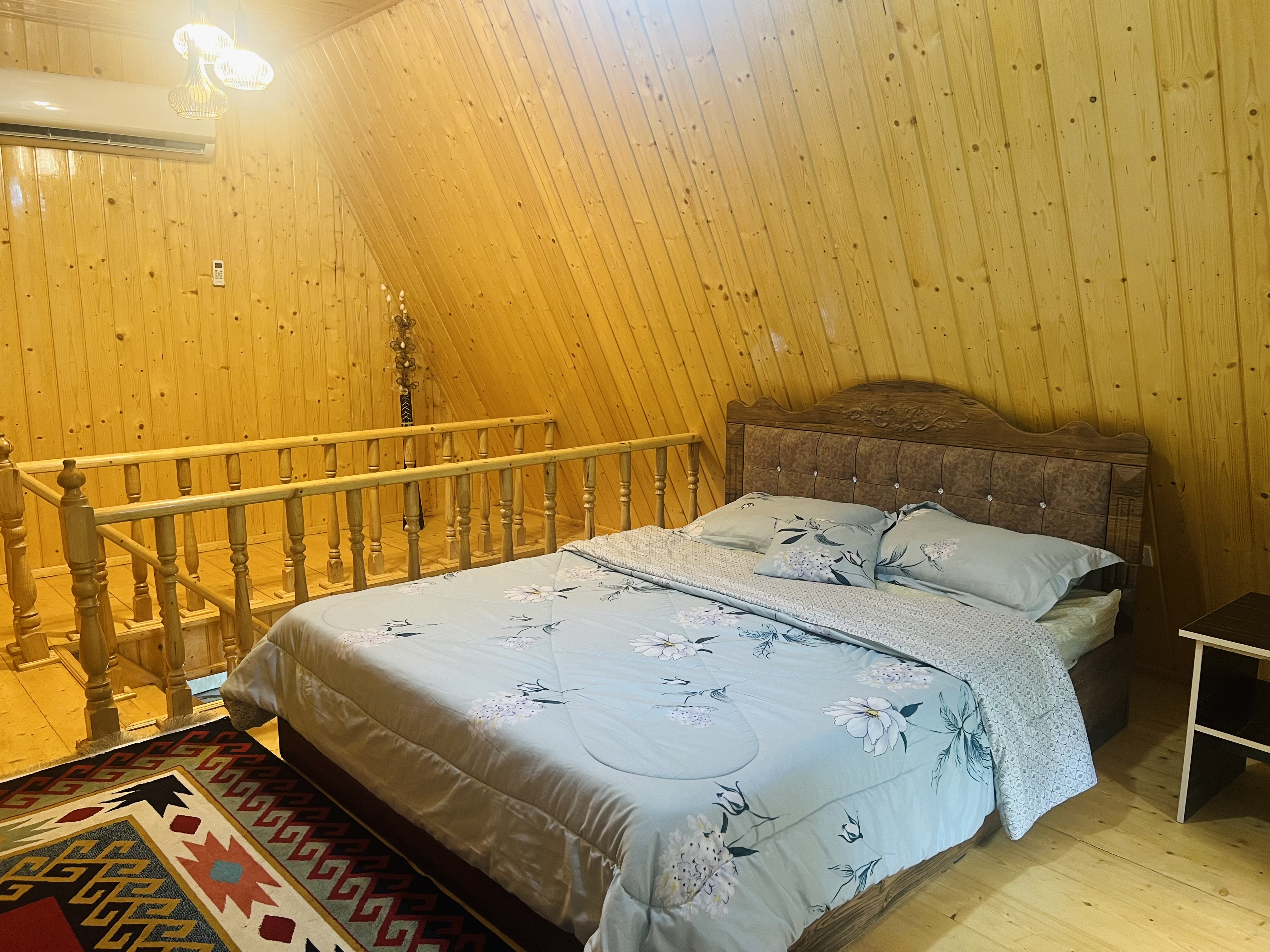کلبه مثلثی دنج در جنگل گیسوم