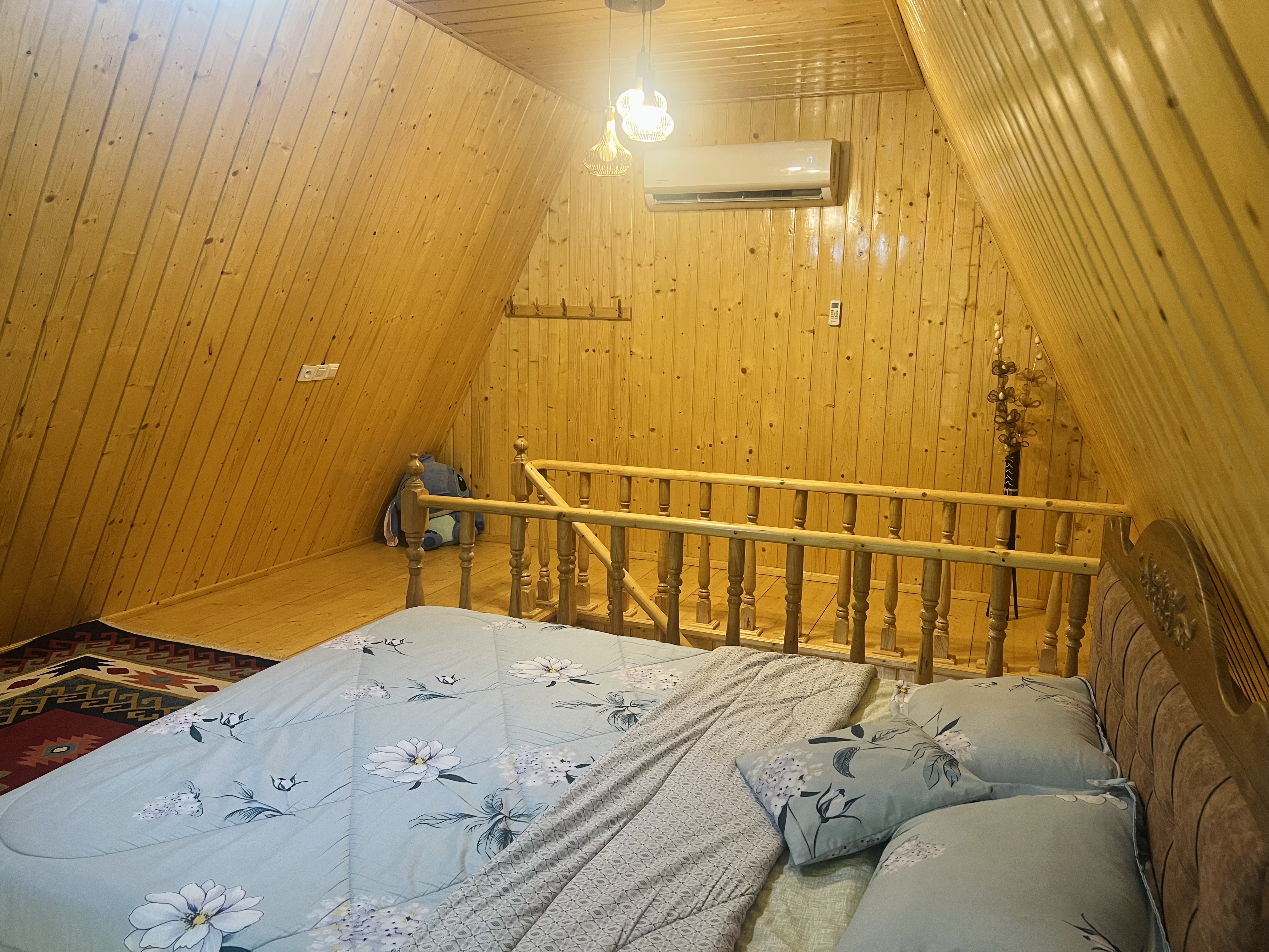 کلبه مثلثی دنج در جنگل گیسوم