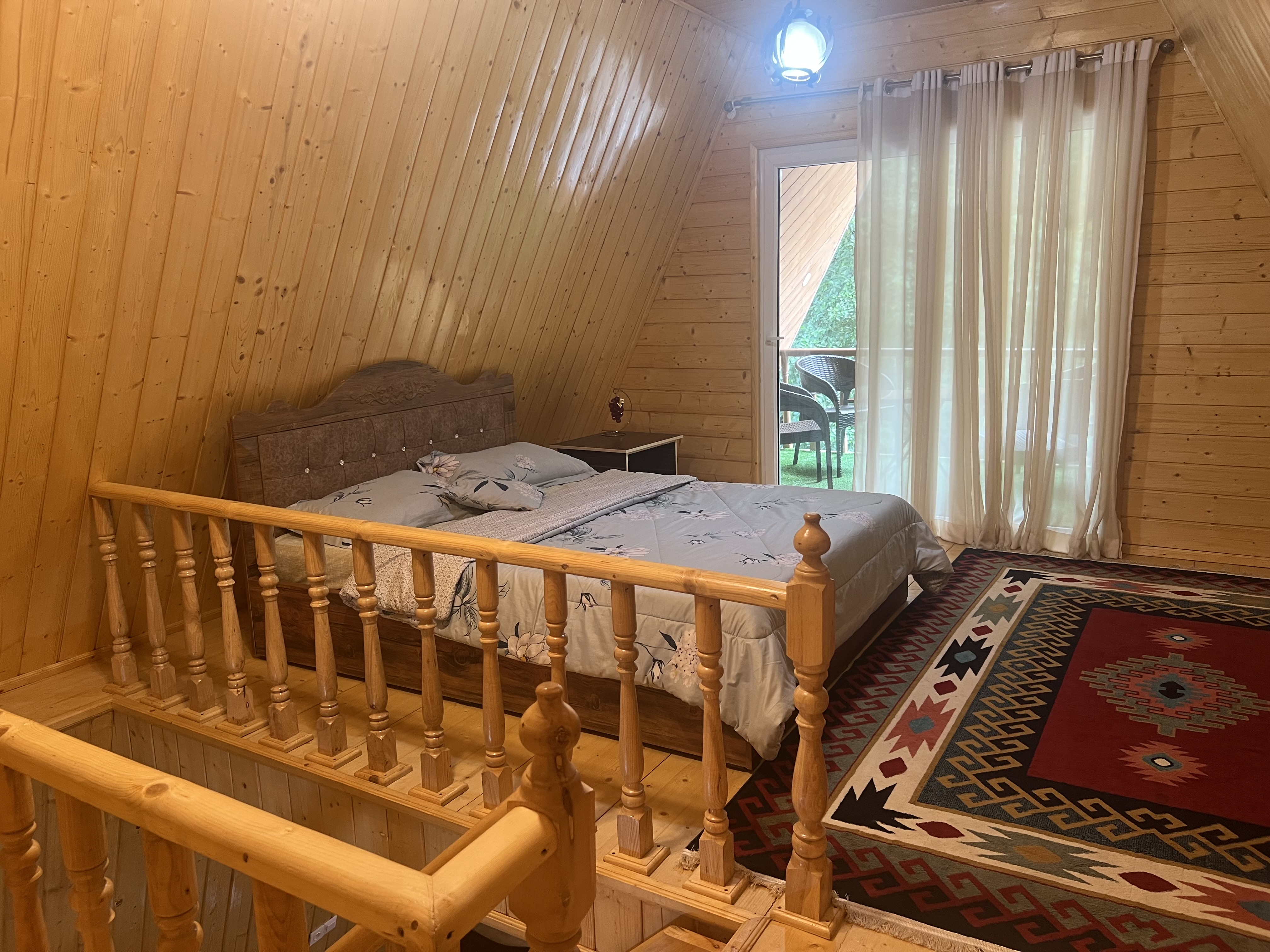کلبه مثلثی دنج در جنگل گیسوم