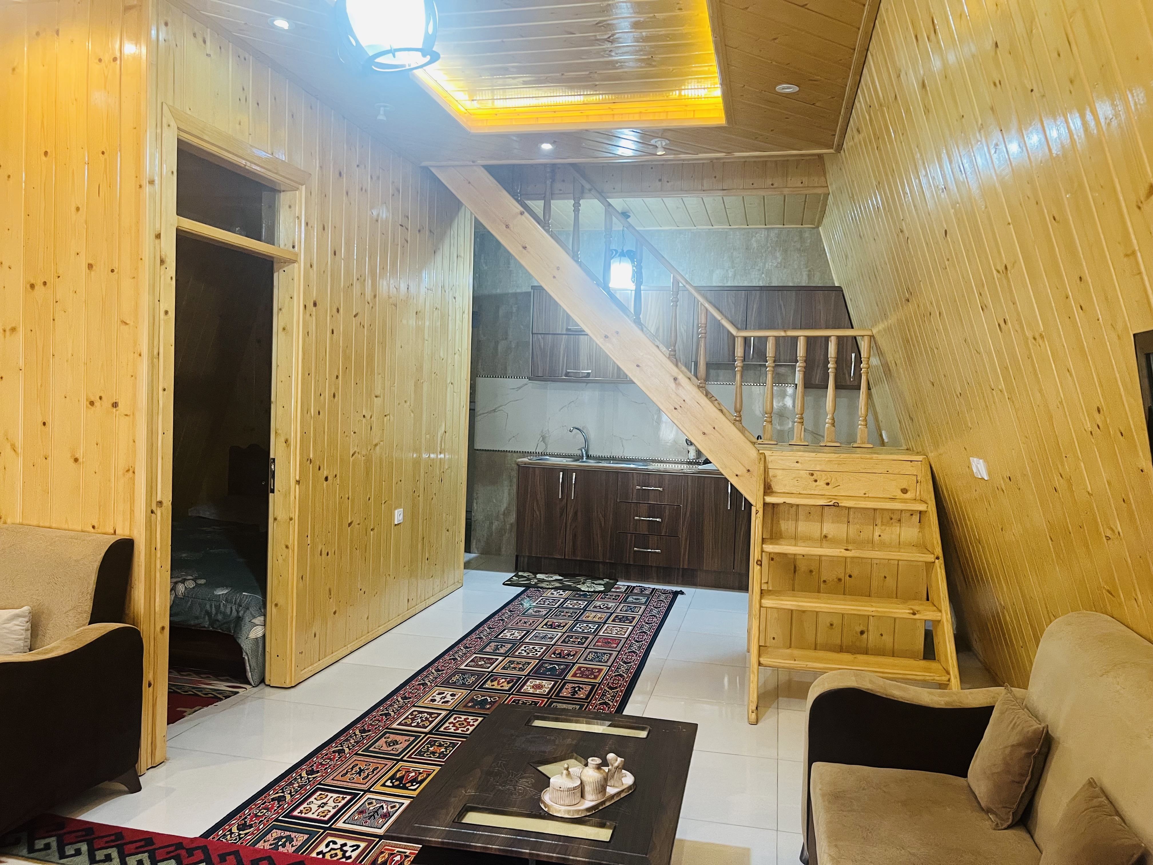 کلبه مثلثی دنج در جنگل گیسوم