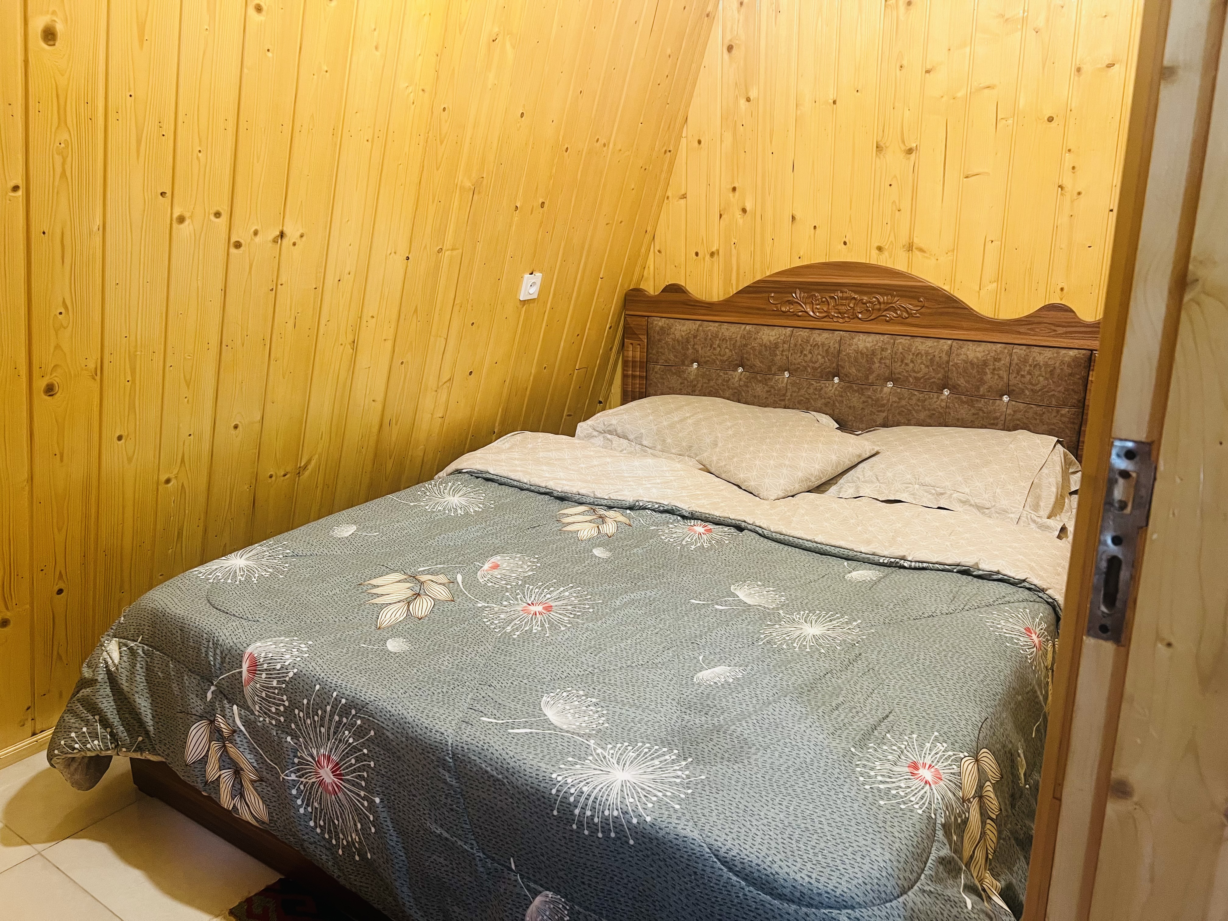 کلبه مثلثی دنج در جنگل گیسوم