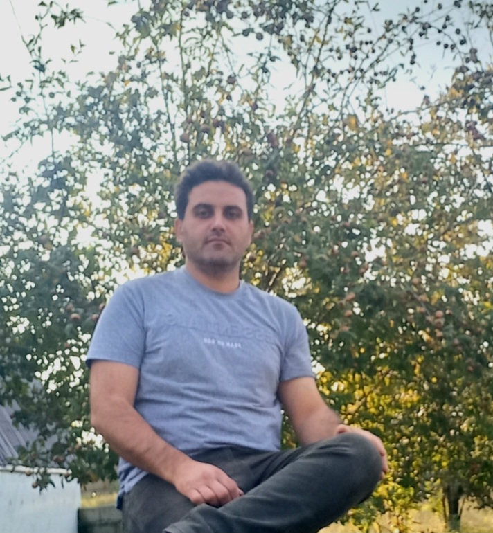 کلبه مثلثی با منظره کوه و شالیزار در پره‌سر