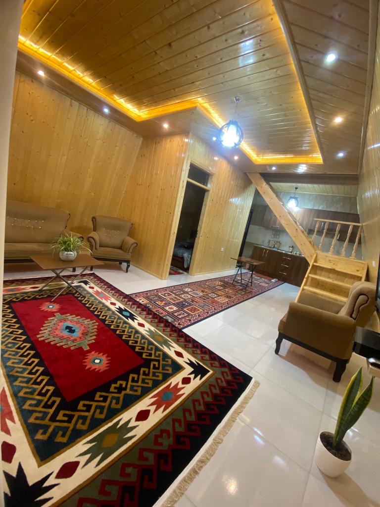 کلبه مثلثی دنج در جنگل گیسوم
