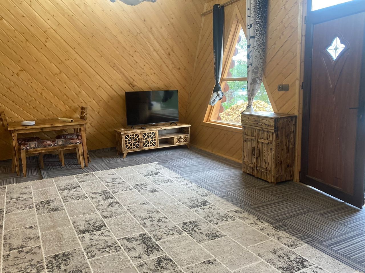 کلبه جنگلی دوخواب لب دریاچه گیسوم