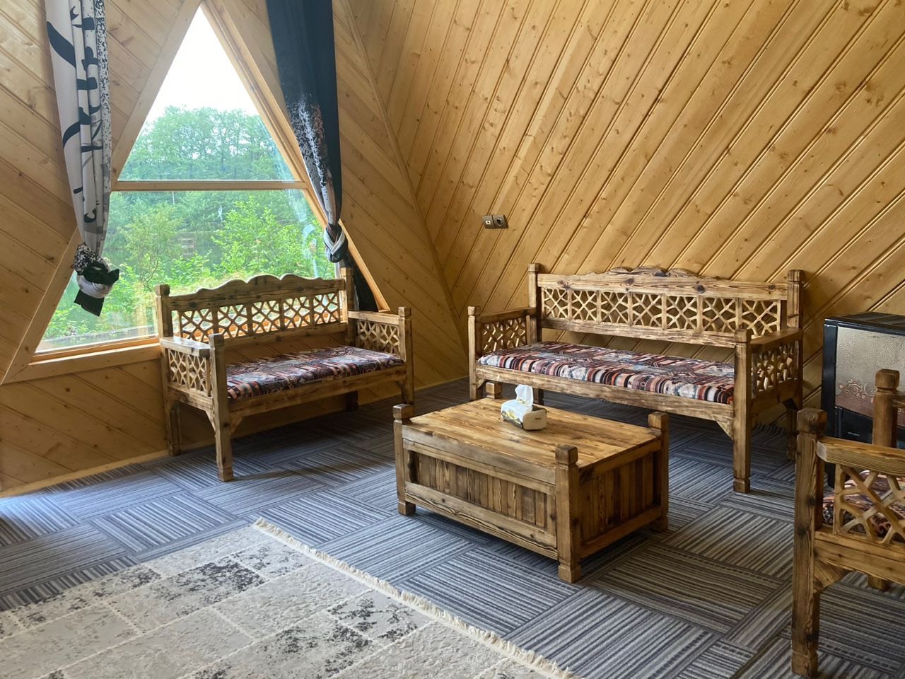 کلبه جنگلی دوخواب لب دریاچه گیسوم