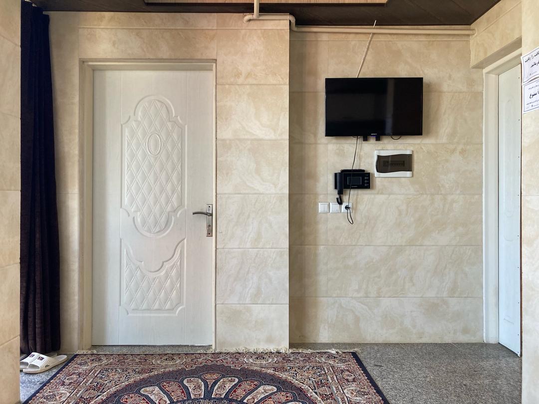 واحد تکخواب با منظره جنگل و ساحل گیسوم